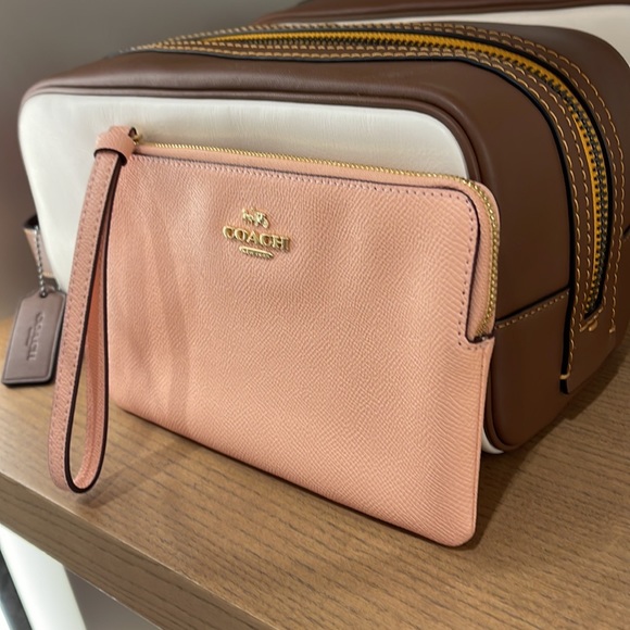 Coach Large Corner Zip Wristlet
IM/Faded Blush - Picture 2 of 16